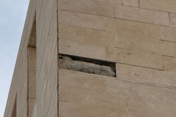 חיזוק אריחים בגובה — המדריך המלא